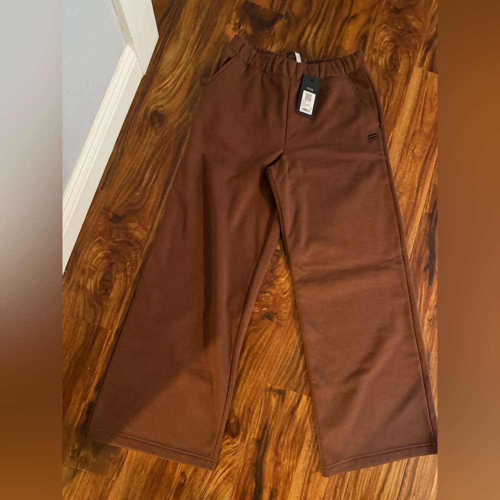 NWT Womens Fabletics Cozy brown wide leg fleece sweatpants. Size small.